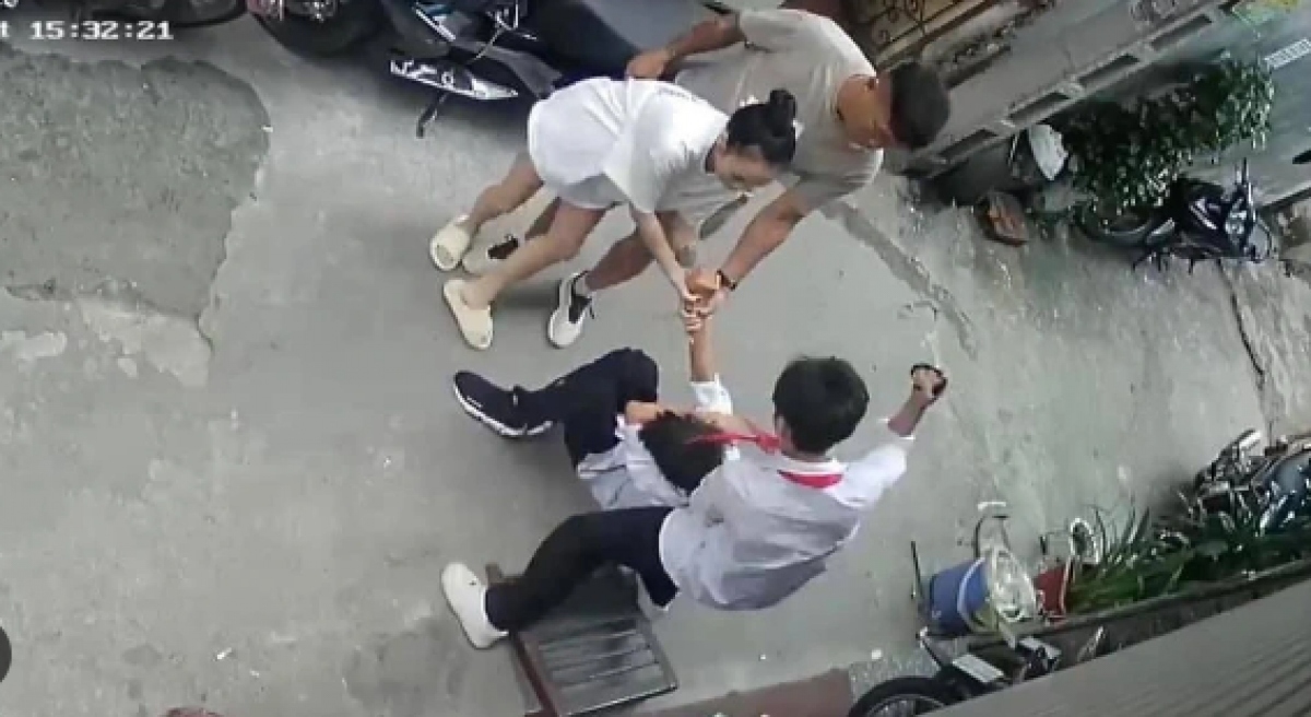 Nóng 24h: Công an xác minh vụ nam sinh bị hành hung ở Hà Nội